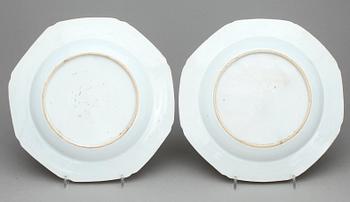 TALLRIKAR ett par, porslin, Kina, Qianlong (1736-95).