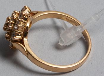 RING, 18k guld och 19 diamanter enligt intyg tot ca 1ct.
