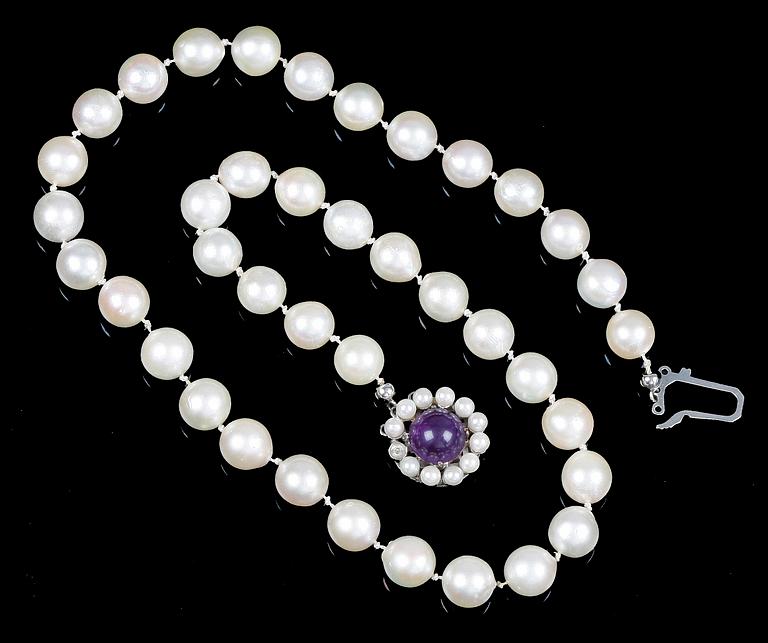 COLLIER, odlade pärlor, ca 8,5 mm, med lås i silver med ametist.