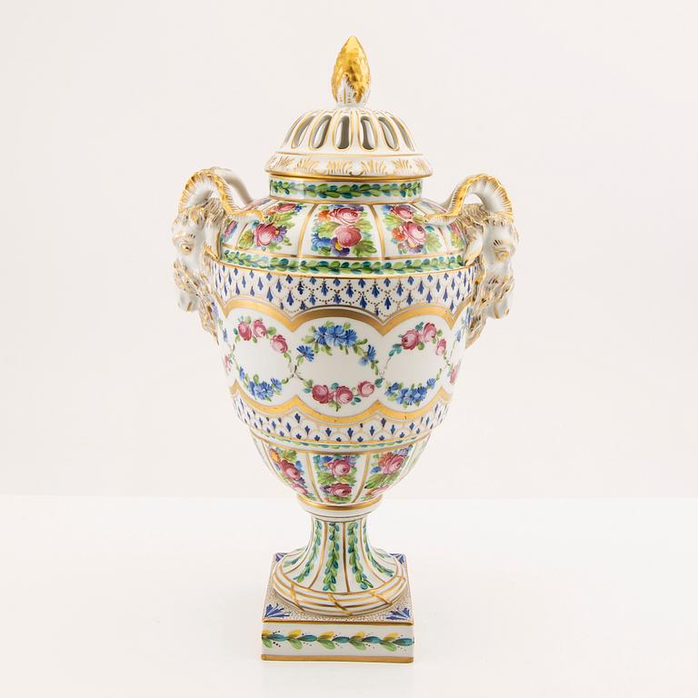 Potpourri urn Dresden, porcelain from the second half of the 20th century.