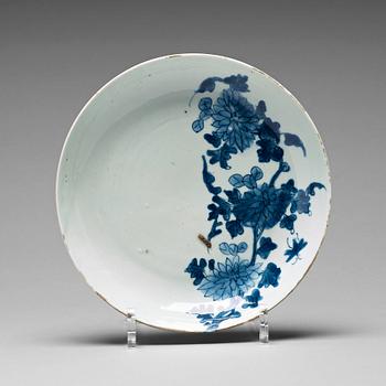 886. A blue and white dish, late Ming dynasty (1368-1644).