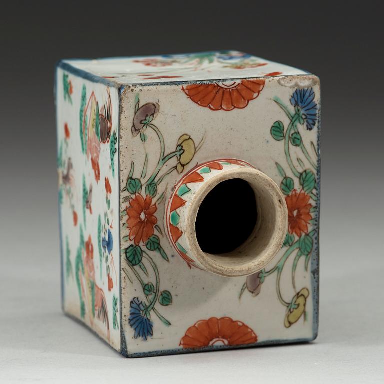 A familler verte tea caddy, Qing dynasty, Kangxi (1622-1772).