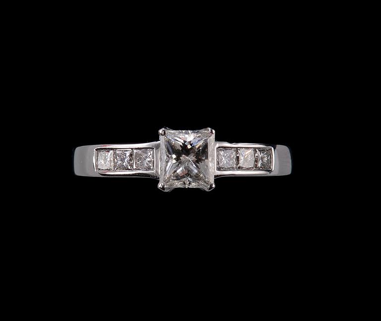 RING, princesslipade diamanter ca 1.13 ct. Mittstenen 0.65 ct. H/vs1 IGI certifikat. Vikt 4,5 g.