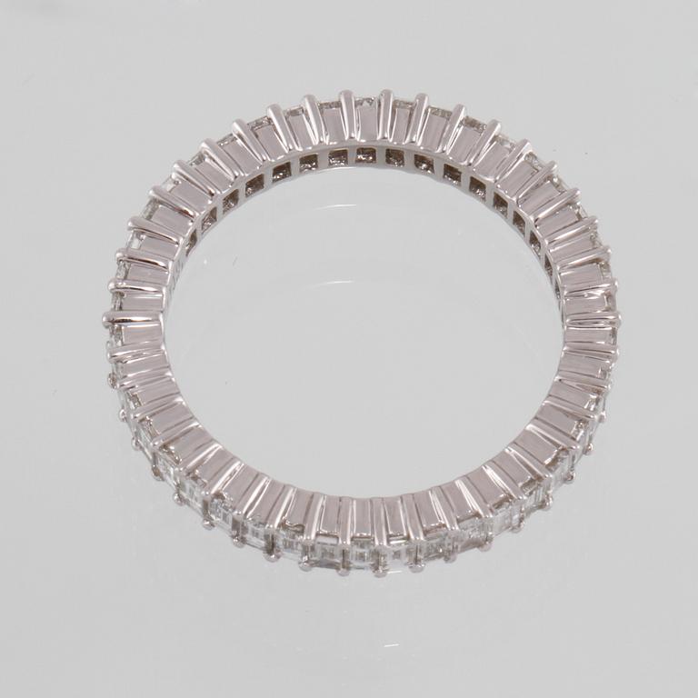 RING, 18k vitguld med baguettslipade diamanter, 1.44 ct. Vikt 3 g.