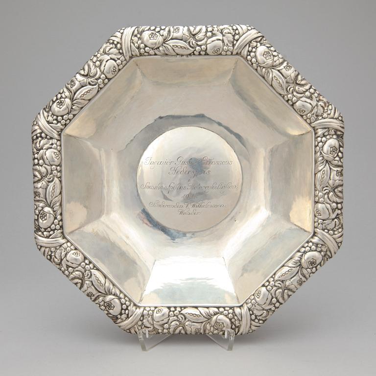 SKÅL på FOT, silver, CG Hallberg, Stockholm, 1915, vikt ca 582g.