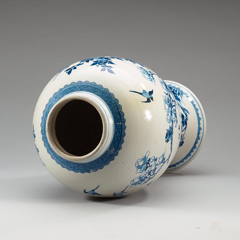 VAS, porslin. Qing dynastin, Kangxi (1662-1722).
