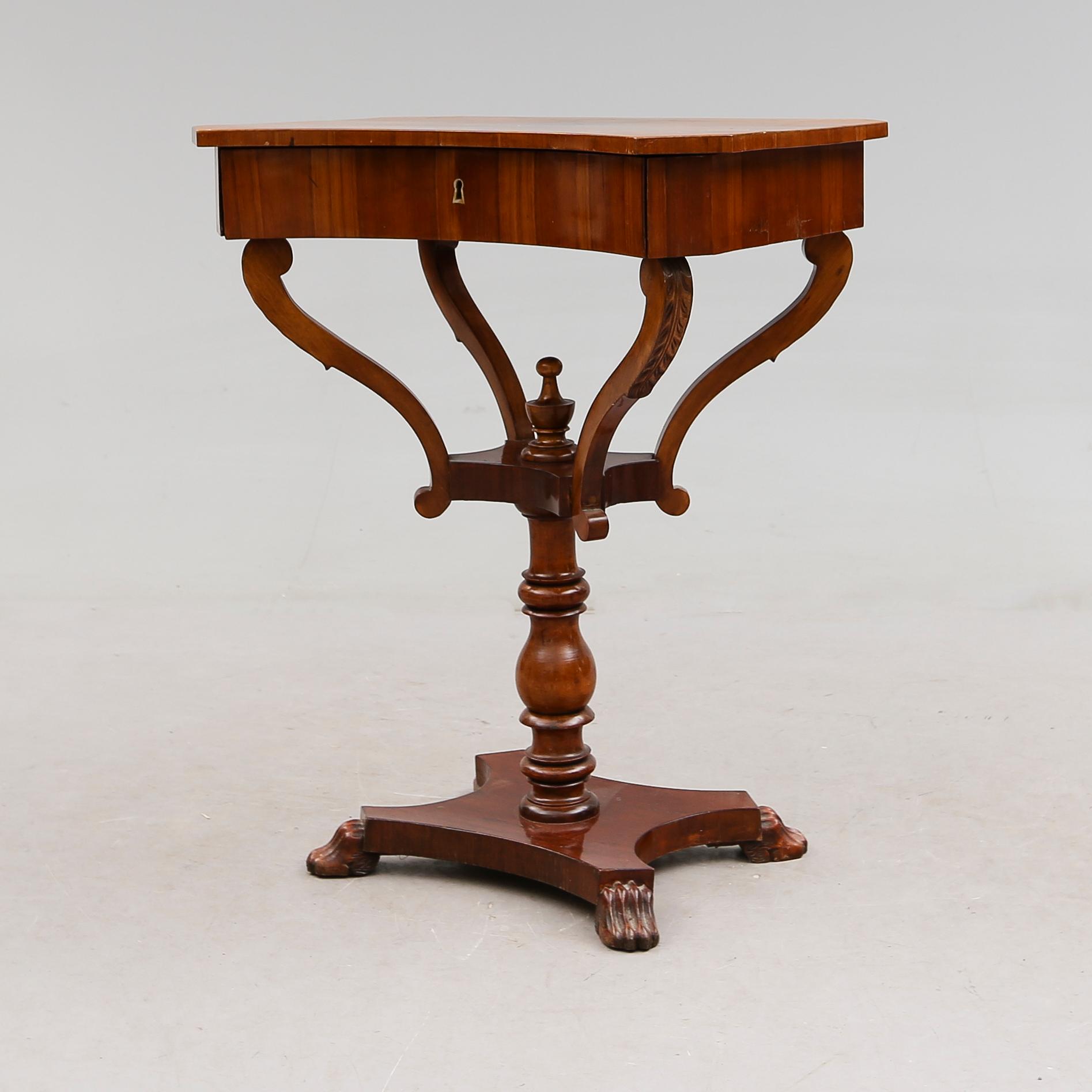 DAMARBETSBORD, senempire, 1800-talets mitt.
