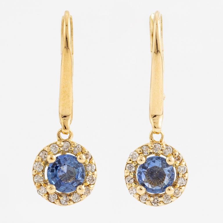 Örhängen 18K guld med safirer och briljantslipade diamanter.