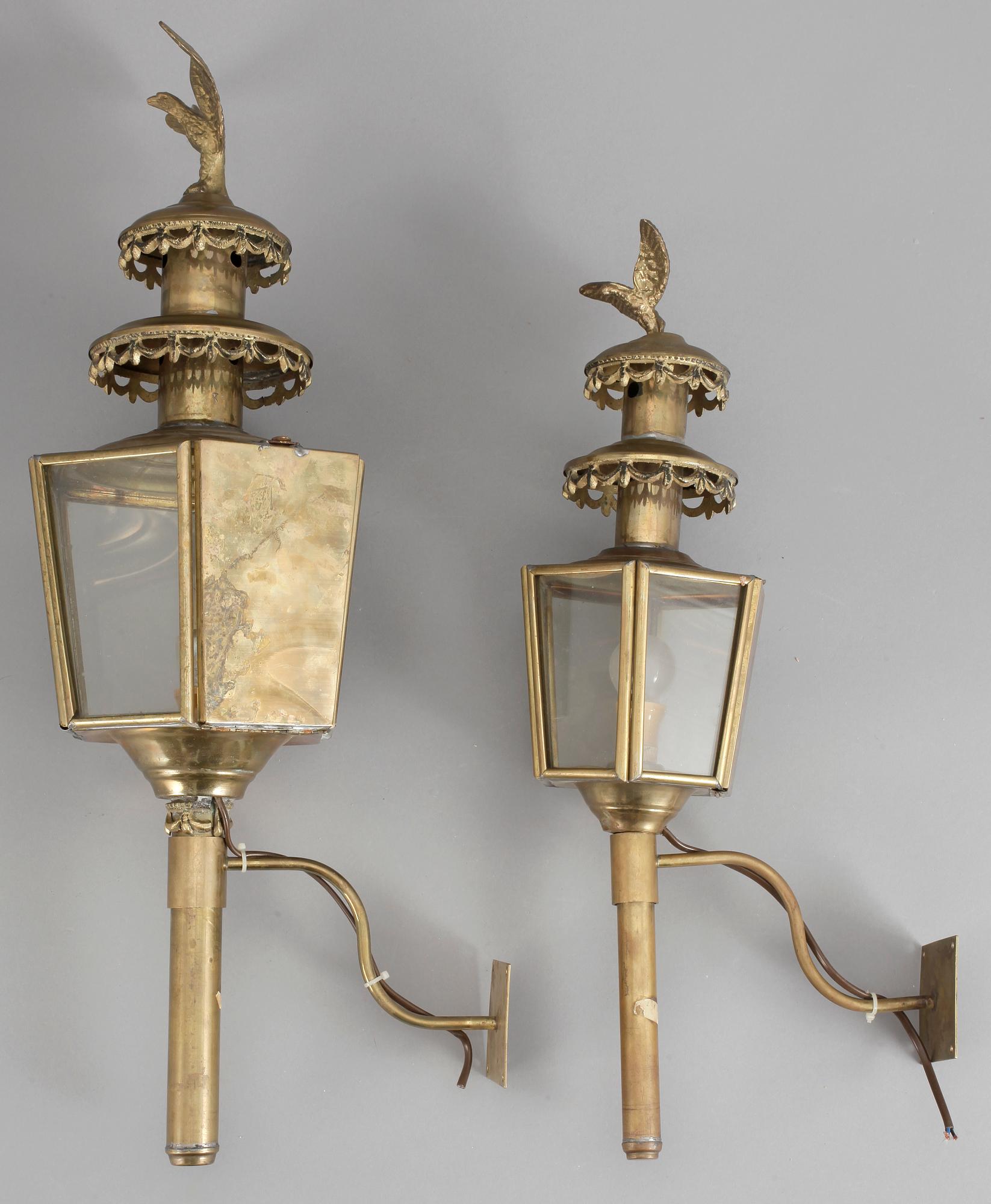 VAGNSLYKTOR, 2 st , mässing, empirstil, 1900-talets första hälft.