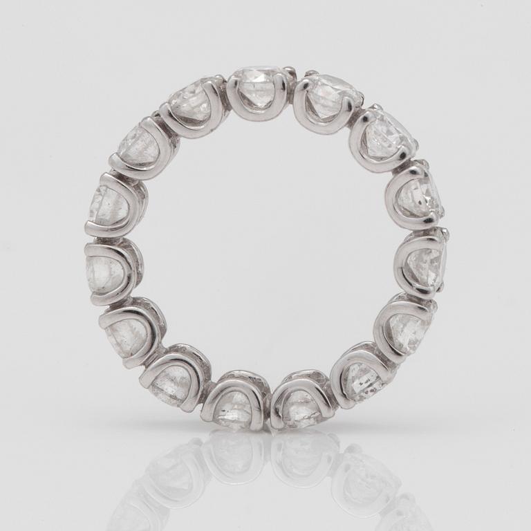 A brilliant-cut diamond eternity ring, circa 5.00 ct.
Quality circa G-H/SI.