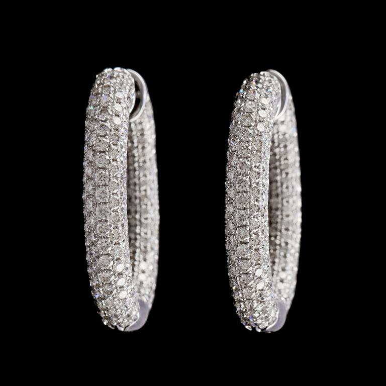 A pair of diamond earrings, tot. 5.77 ct. L 3 cm.