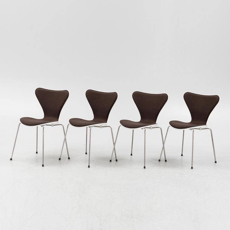 Arne Jacobsen, a set of four 'Series 7' chairs, Fritz Hansen 2013.