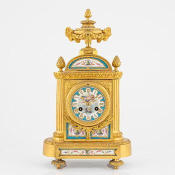 A Louis XVI-style mantel clock, Glasgow, around the year 1900.