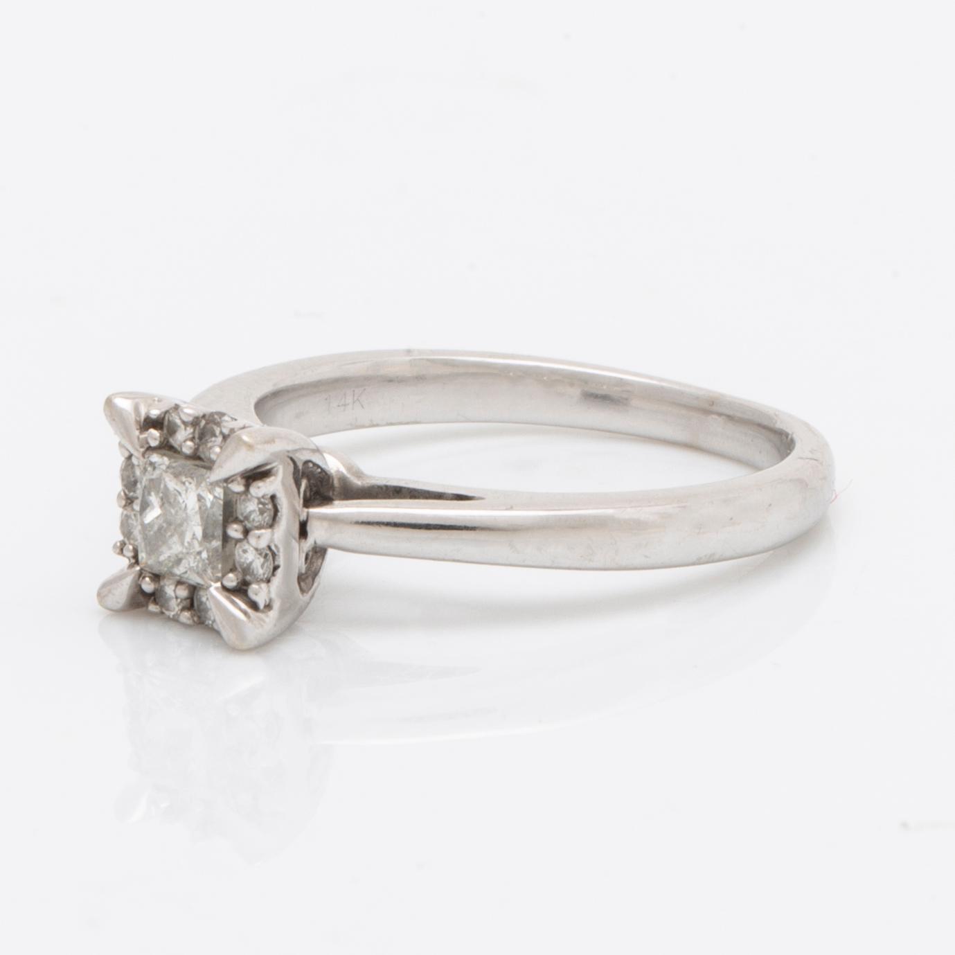 Ring 14K whitegold 1 princess-cut and brilliant-cut diamonds approx 0,30 ct in total.