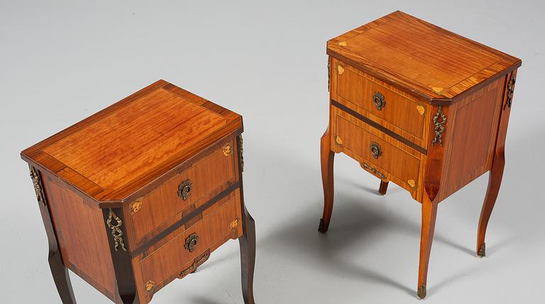 SÄNGBORD, 2 snarlika, gustaviansk stil, 1900-talets mitt.