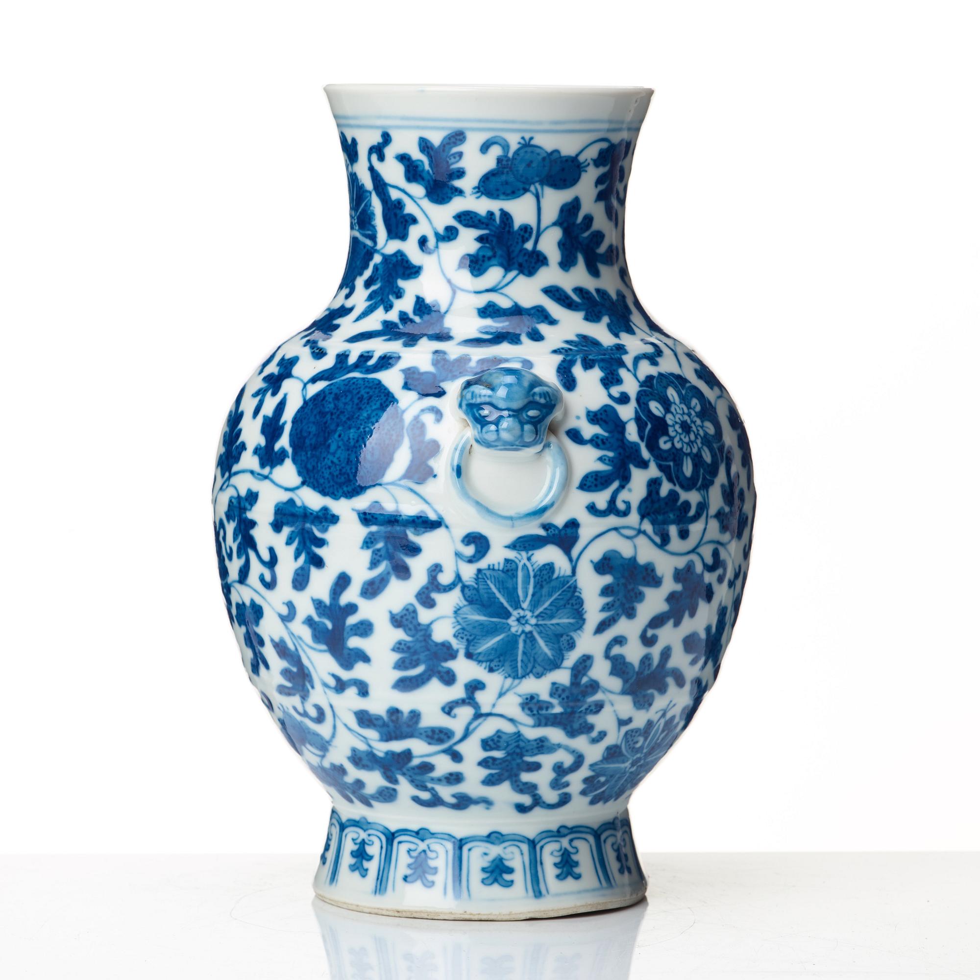 A blue and white vase, Qing dynasty, 19th Century.