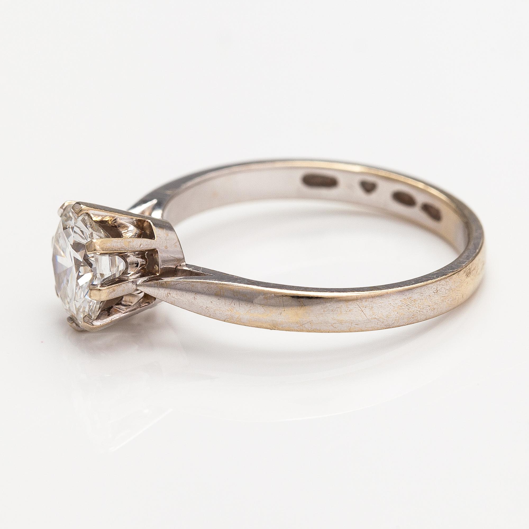 Sormus, 18K valkokultaa, timantti n. 1.10 ct. Kalevi Piiranen, Helsinki 1982.