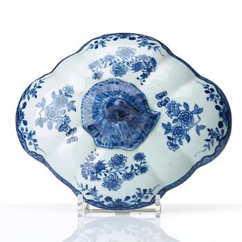 A melon shaped blue and white tureen with cover, Qing dynasty, Qianlong (1736-95).