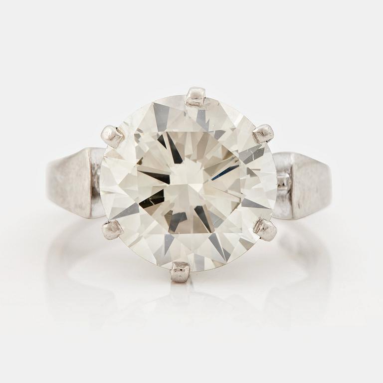 A RING set with a brilliant-cut diamond.