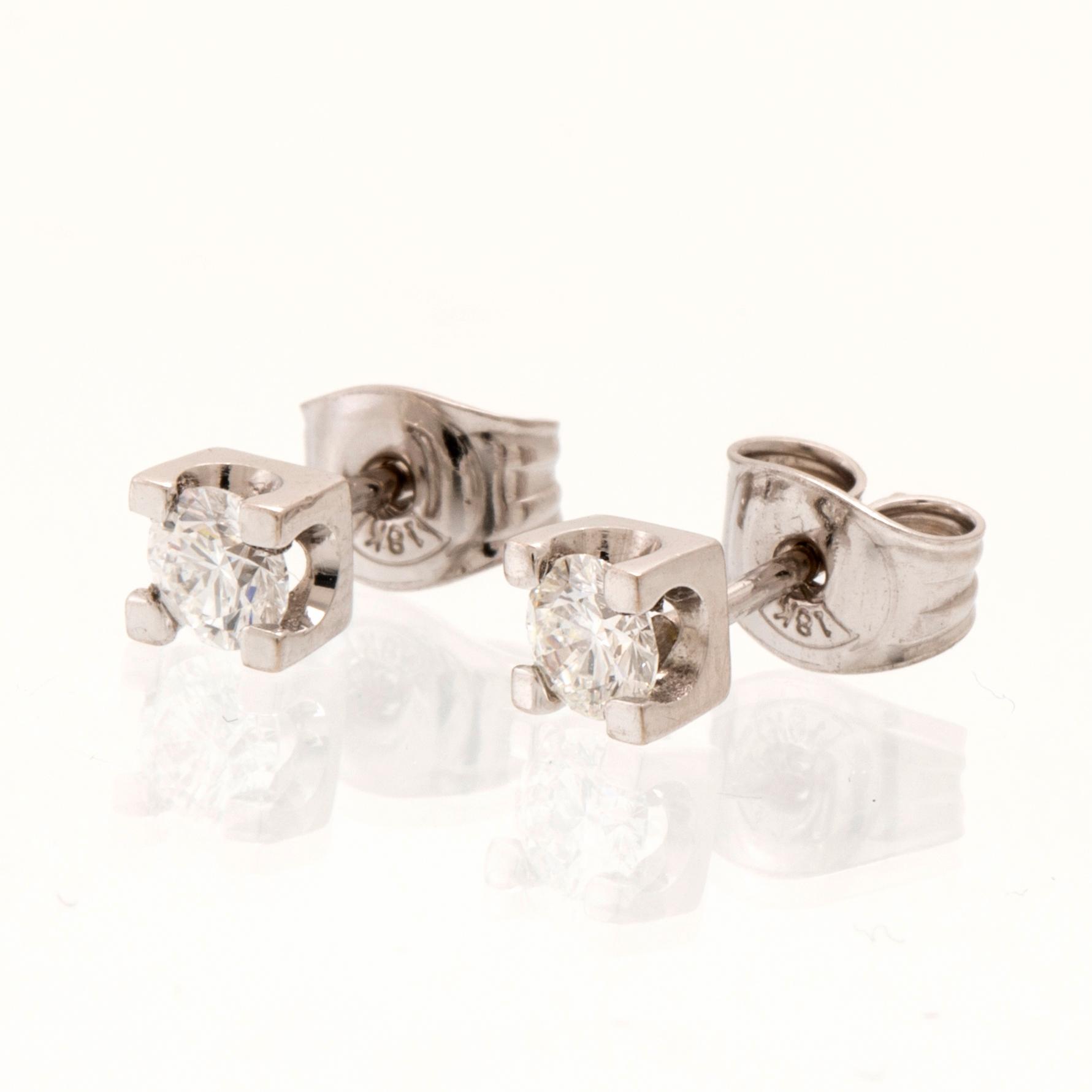 Örhängen ett par 18K vitguld med runda briljantslipade diamanter.