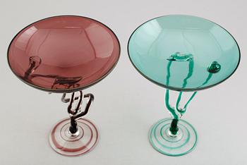 SKÅLAR PÅ FOT, 2 st, glas, 1900-talets andra hälft.