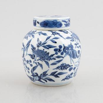 A Chinese blue and white pot with lid, Qing dynasty, 19th century.