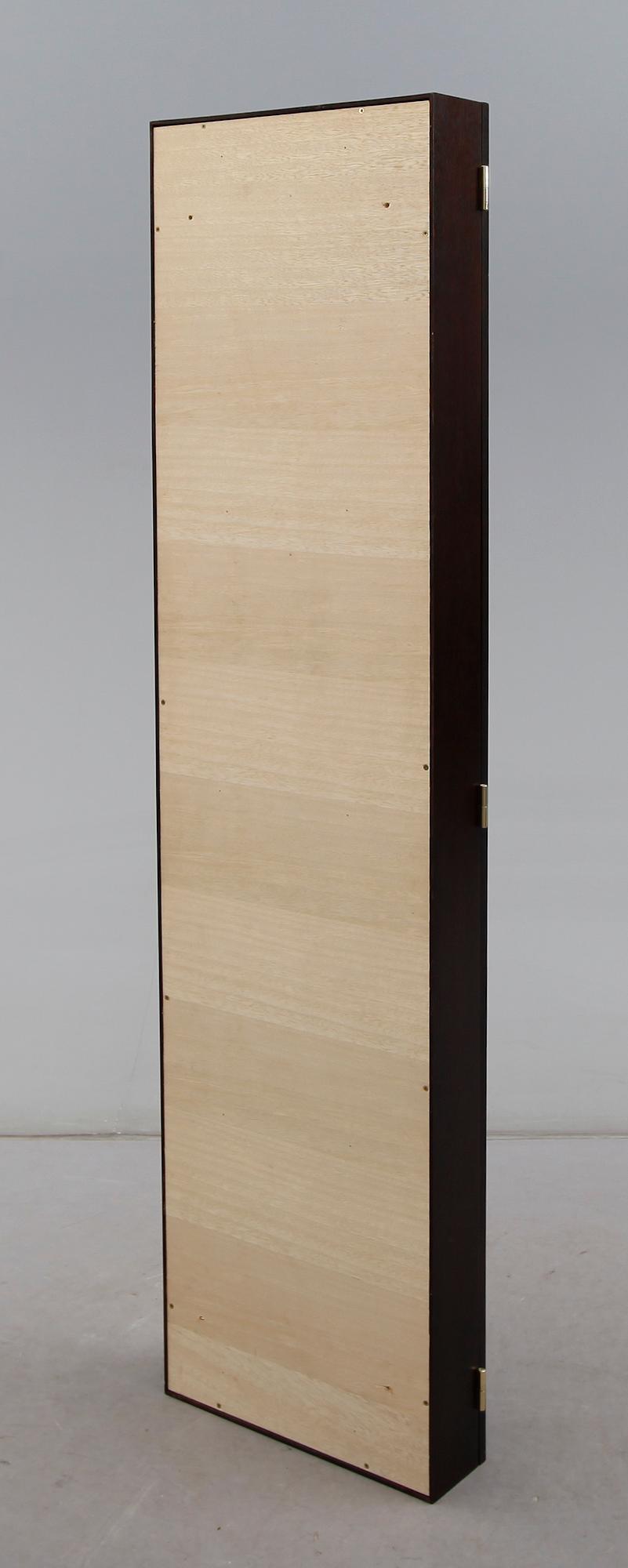 VÄGGVITRINSKÅP, 1900-talets andra hälft.