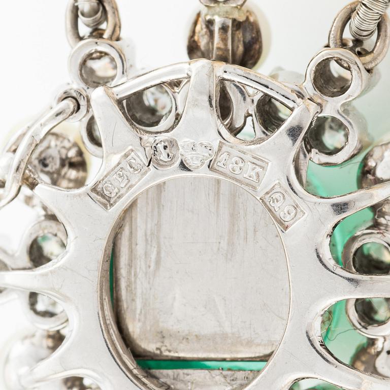 Collier, treradigt, odlade pärlor, lås Carlman 18K vitguld med cabochonslipad smaragd, pärlor och diamanter.