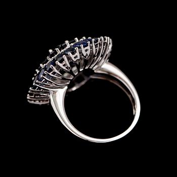 COCKTAILRING, 18 k vitguld, safirer tot ca  8.47 ct, briljantslipade diamanter tot ca 0.33 ct.