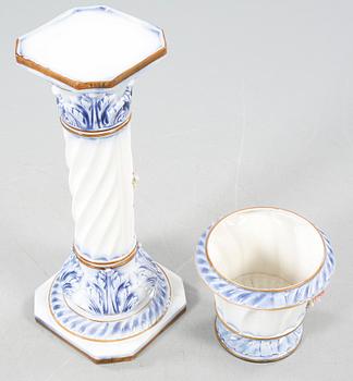PIEDESTAL med YTTERFODER, porslin, Italien, 1900-talets andra hälft.