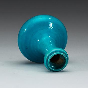 A turquoise glazed vase, Qing dynasty.