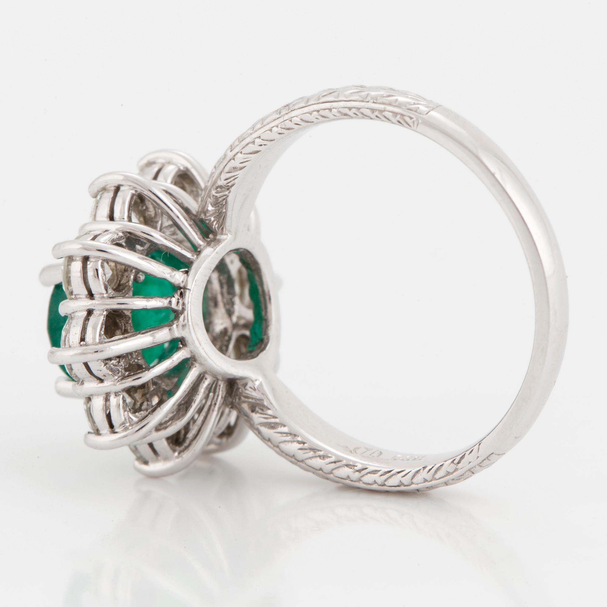 KARMOSÉRING, 14K vitguld, besatt med diamanter och smaragd.