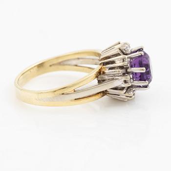 Ring in 14K gold with amethyst and small eight-cut diamonds.