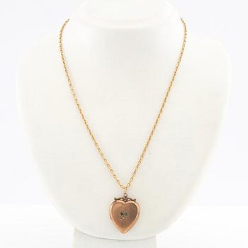 Halsband 18K guld med en berlock 9K guld i form av ett hjärta.