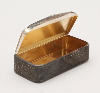 BÄGARE SAMT DOSA. Silver. Ryssland. Tot ca 136 g.