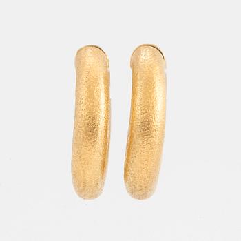 OLE LYNGGAARD, CHARLOTTE LYNGGAARD, Örhängen, 18K guld.