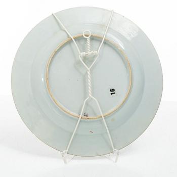 A set of three export porcelain plates and two dishes, Qing dynasty, Qianlong (1736-95).