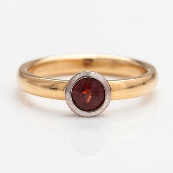 An 18K gold ring with a garnet. A Tillander, Helsinki 2008.