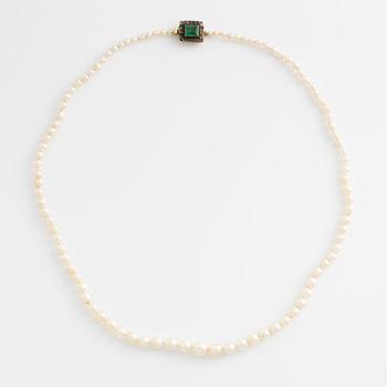 Pearl necklace, with graduated cultured pearls, clasp with emerald and rose-cut diamonds.