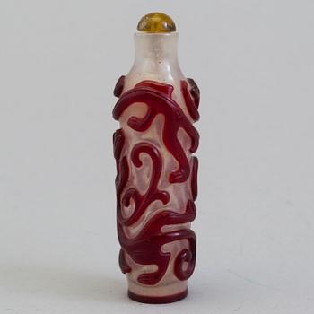 A large Peking glass snuff bottle, Qing dynasty, late 19th Century.