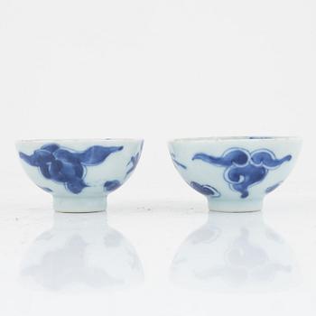 A pair of blue and white Chinese 'dragon' cups, Qing dynasty, 18th century.