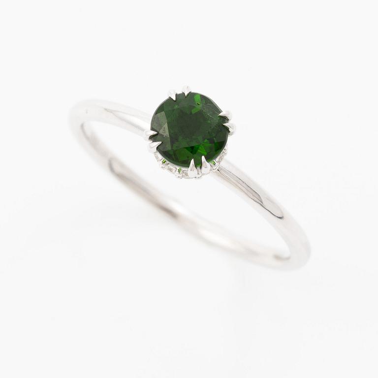 Ring 14K white gold with chrome diopside and brilliant-cut diamonds.