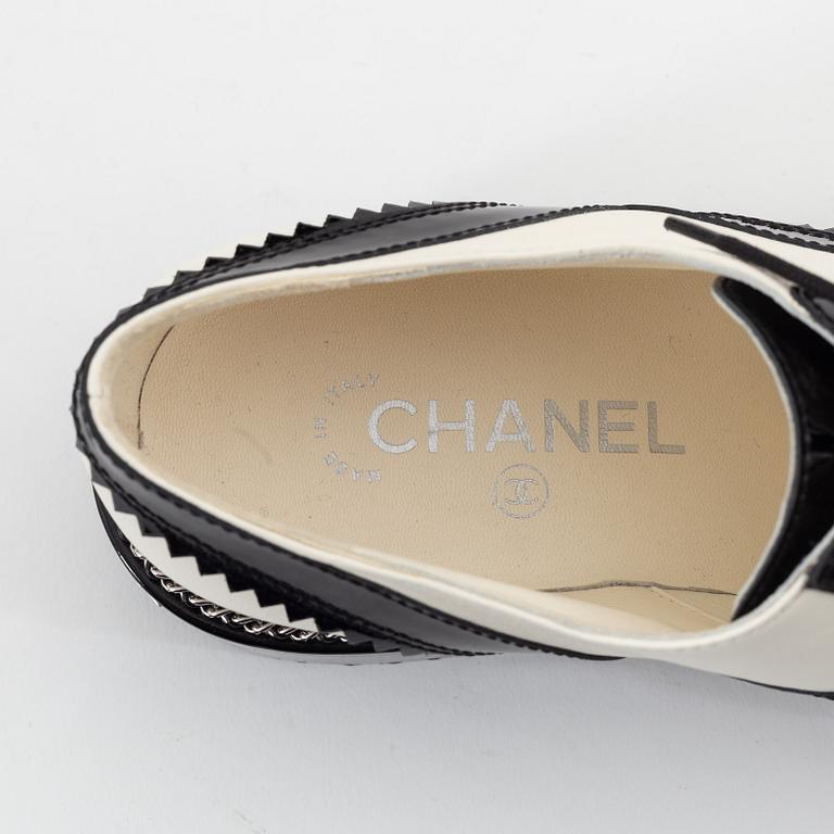 Chanel, a pair of black and white leather brogues, size 39½.