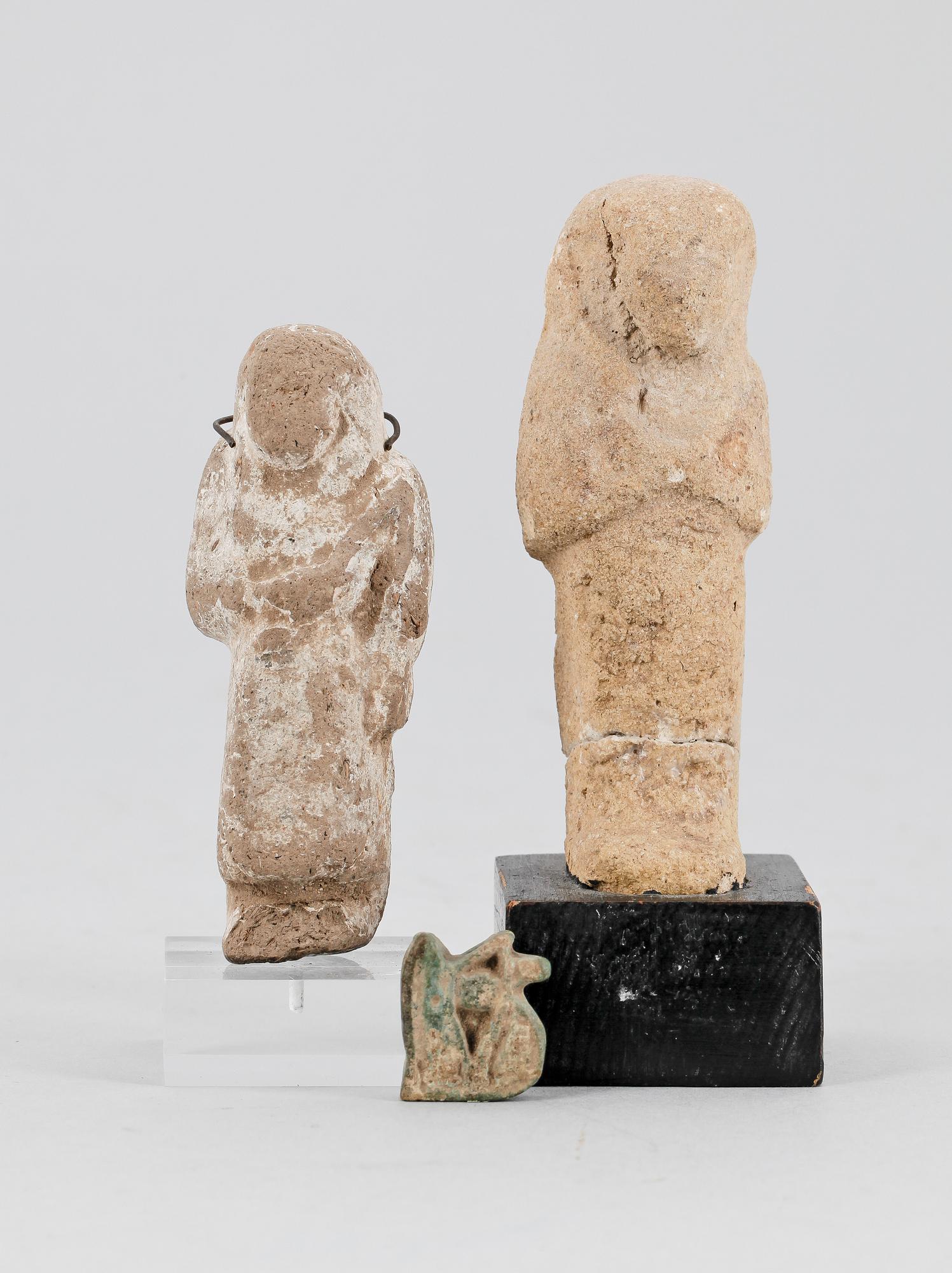 USCHEBTI 2 st SAMT AMULETT, lergods resp fajans, Egypten 21-30 dynastin 1070-332 f Kr.