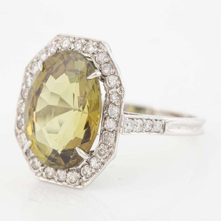 Ring, cocktail ring 18K white gold with chrysoberyl and brilliant-cut diamonds.