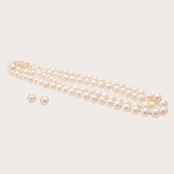 Necklace of cultured pearls and a pair of cultured pearl earrings with 18K gold settings.