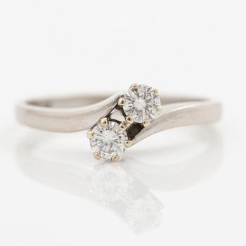 Ring 18K vitguld med runda briljantslipade diamanter.