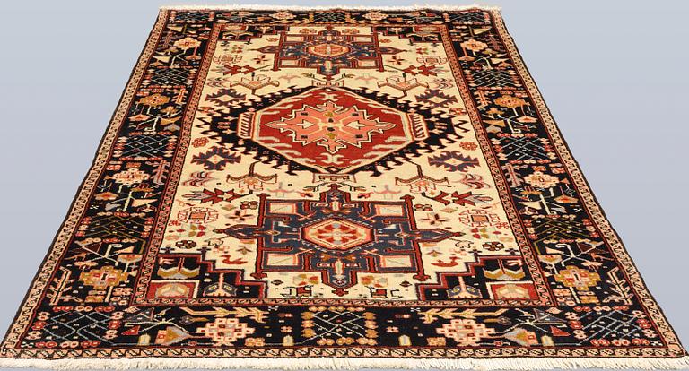 A Heris carpet, approx. 211 x 140 cm.