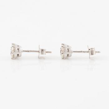 Earrings, 18K white gold set with brilliant-cut diamonds, total 1.02 ct. Accompanied by GIA dossier.