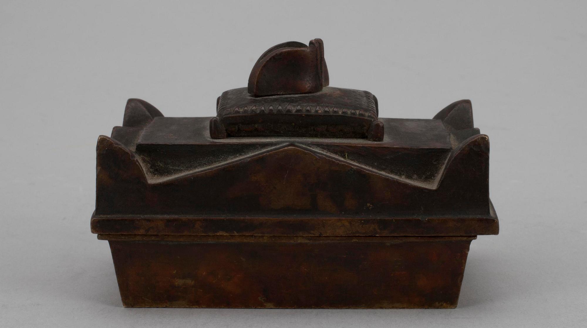 SOUVENIR / ASK i form av Napoleons sarkofag, patinerad brons.